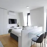 Apartment Amazing Stylish W Ac Balcony Elevator *