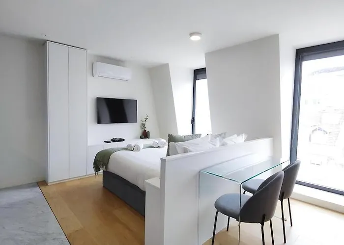 Апартаменти Amazing Stylish W Ac Balcony Elevator *